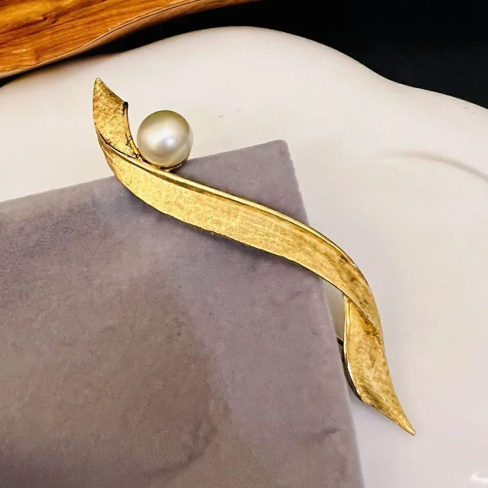 Vintage Coro Pegasus Brooch Brushed Gold Pearl Long Lapel Pin 4